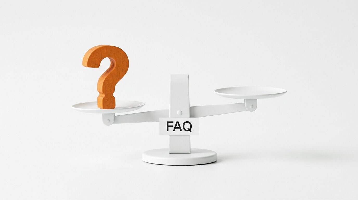Eine Waage mit einem Fragezeichen auf einer Schale und der Aufschrift „FAQ“