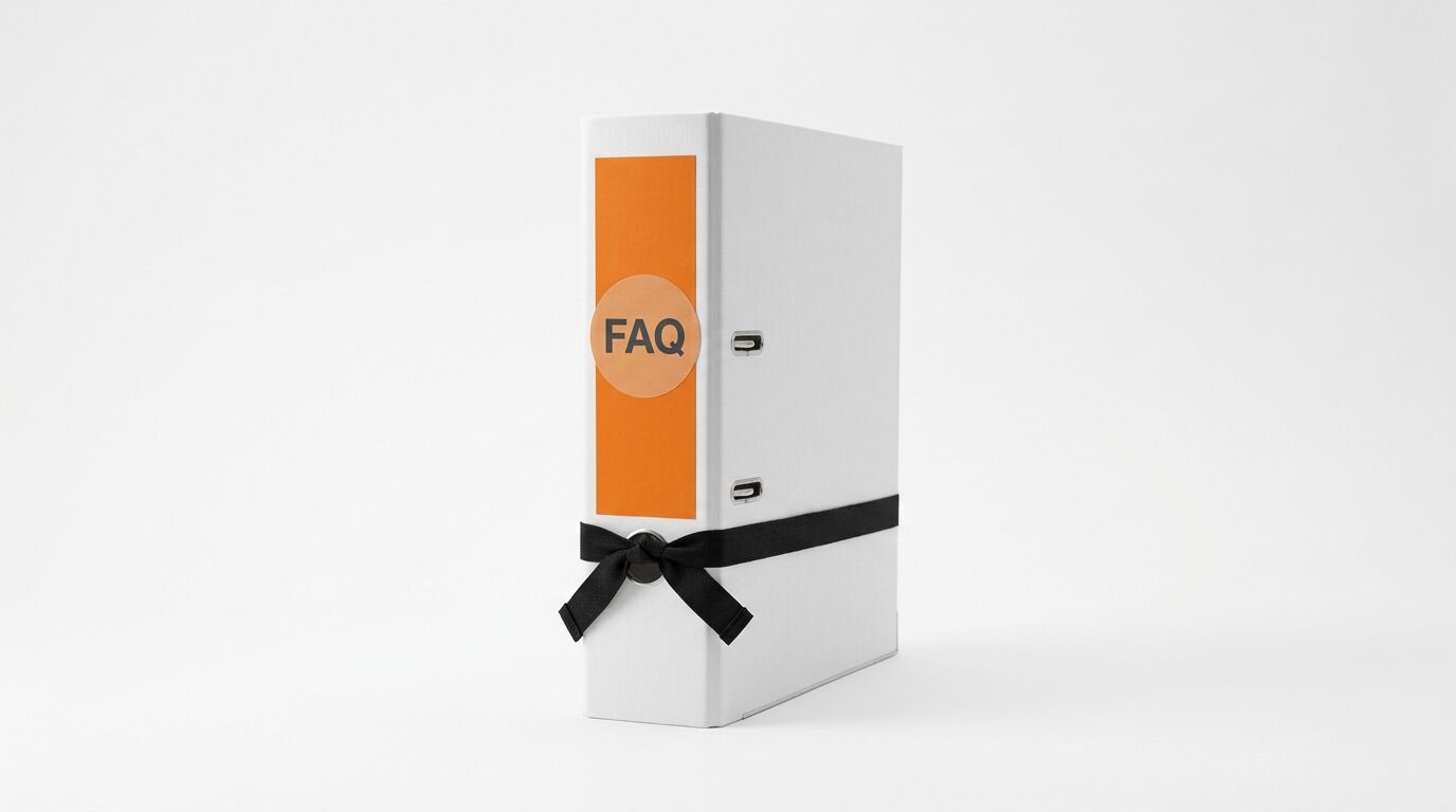 Ein weißer Aktenordner mit orangefarbenem Streifen und „FAQ“-Sticker steht auf grauem Grund