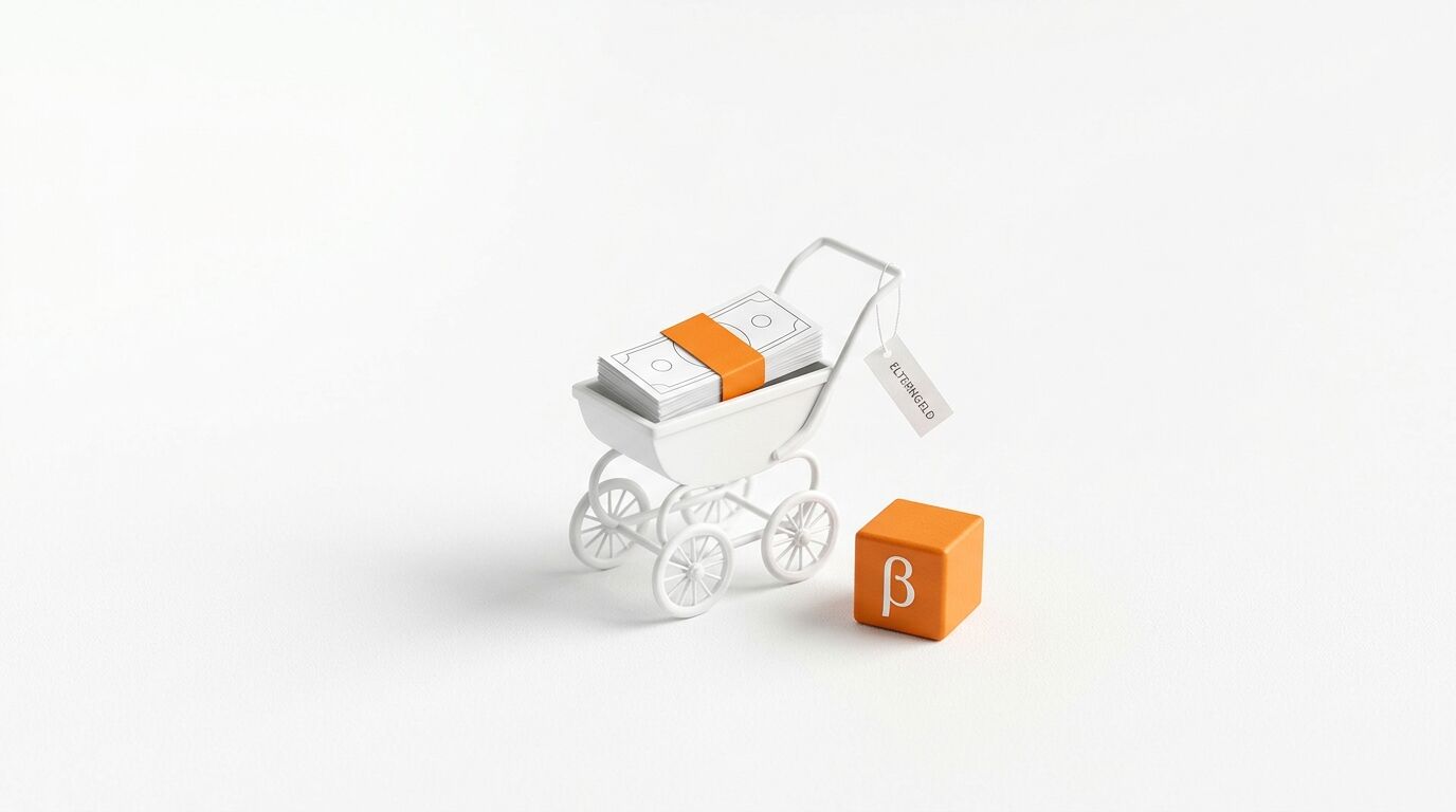 Miniatur-Kinderwagen mit Geldbündel, Schild „ELTERNGELD“ und orangefarbenem Würfel mit Beta-Symbol