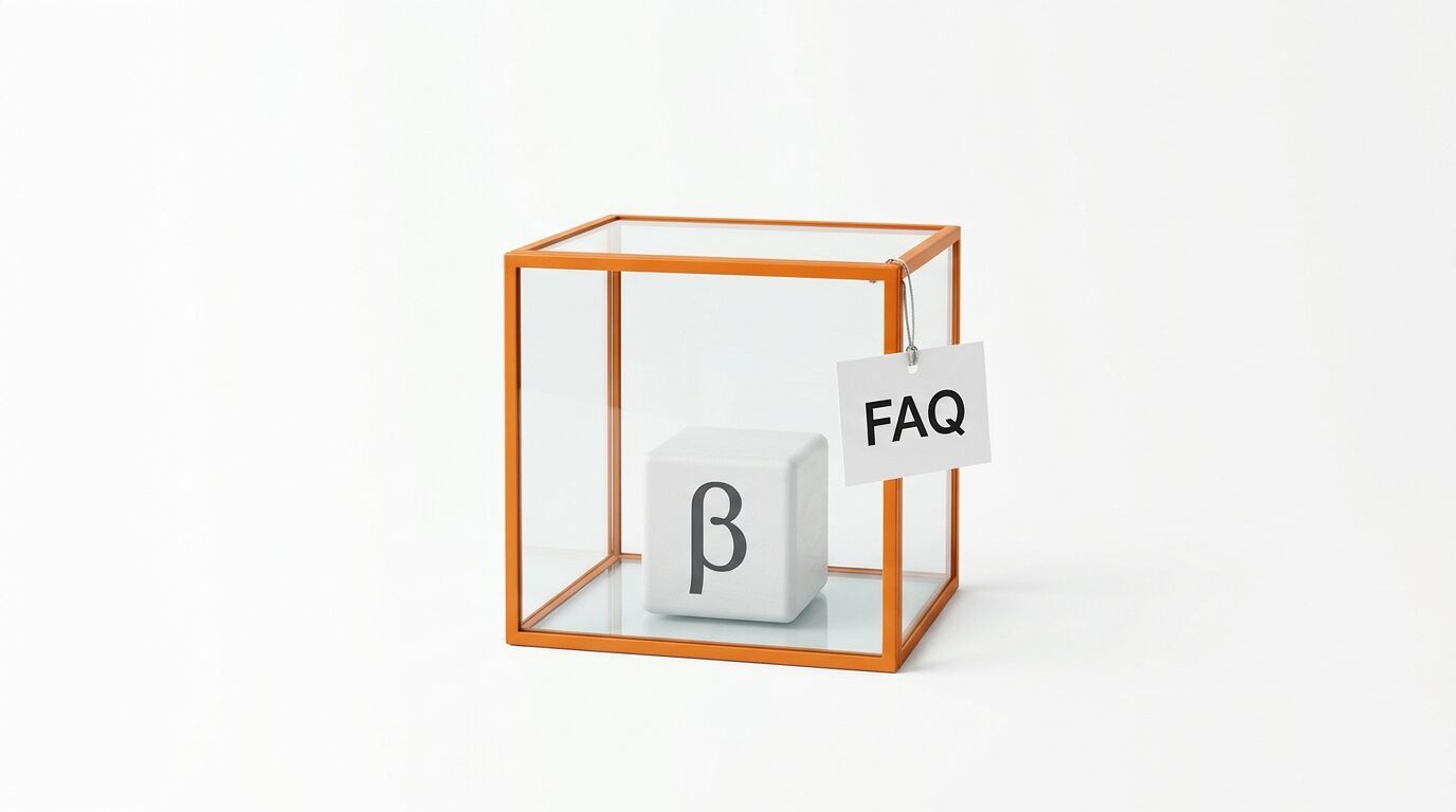 Ein weißer Würfel mit einem schwarzen Beta-Symbol in einem orangefarbenen Metallwürfelrahmen mit einem FAQ-Schild, das davor hängt