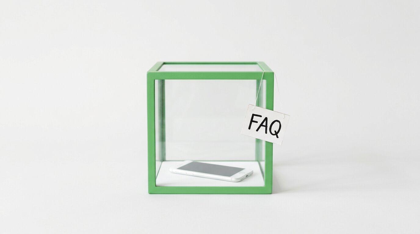 Grüne Glasbox mit Smartphone und einem „FAQ“-Schild davor