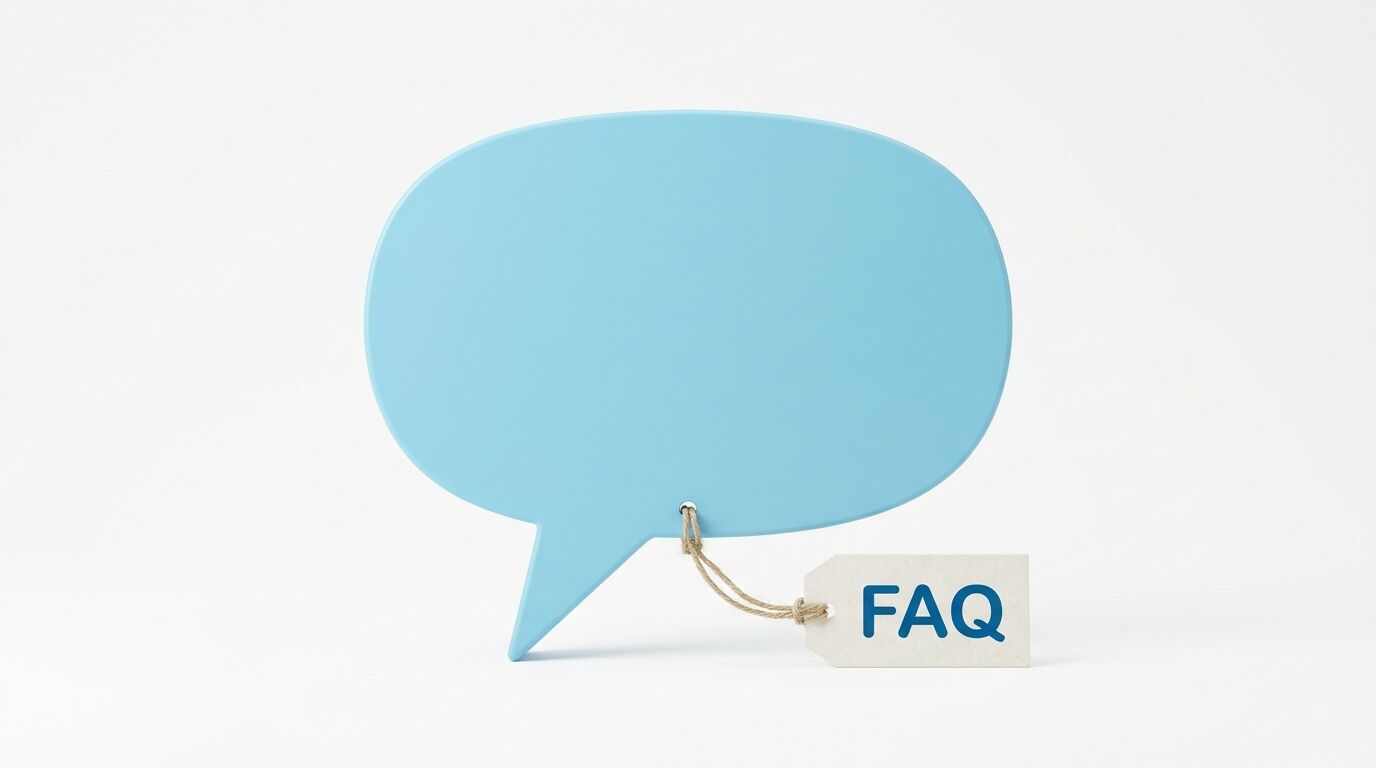 Ein Foto zeigt eine blaue Sprechblase und ein Schild mit dem Text FAQ vor weißem Hintergrund