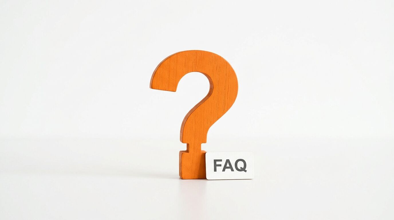 Oranges Holzfragezeichen neben einem FAQ-Schild auf weißem Grund