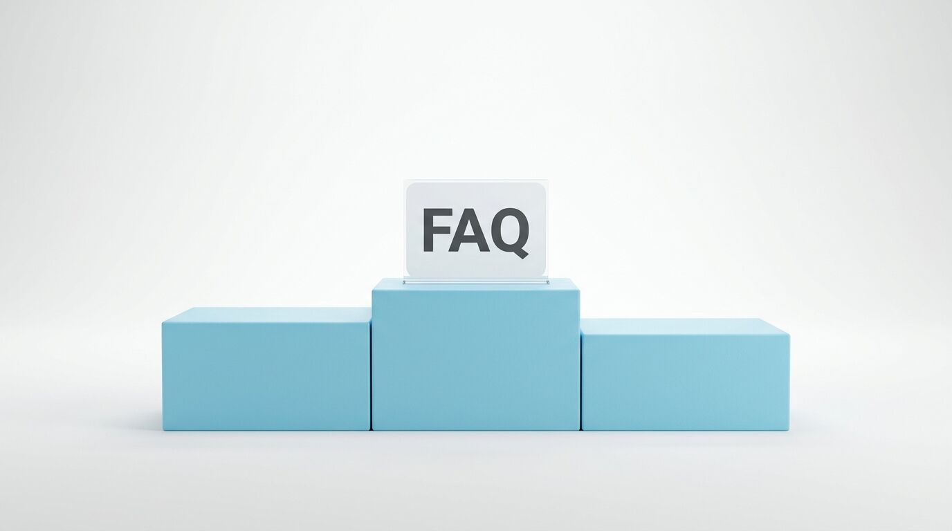 Schild mit „FAQ“ auf einem hellblauen Siegertreppchen vor weißem Hintergrund