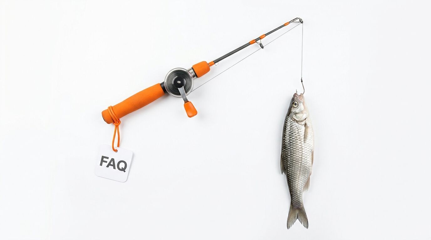 Angel mit „FAQ“-Anhänger und geangeltem Fisch auf weißem Grund
