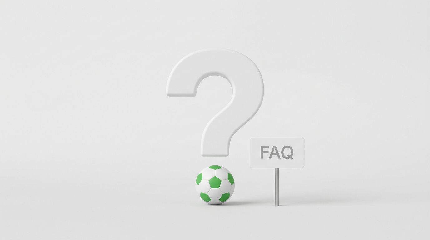 Großes Fragezeichen über Fußball und FAQ-Schild auf grauem Grund