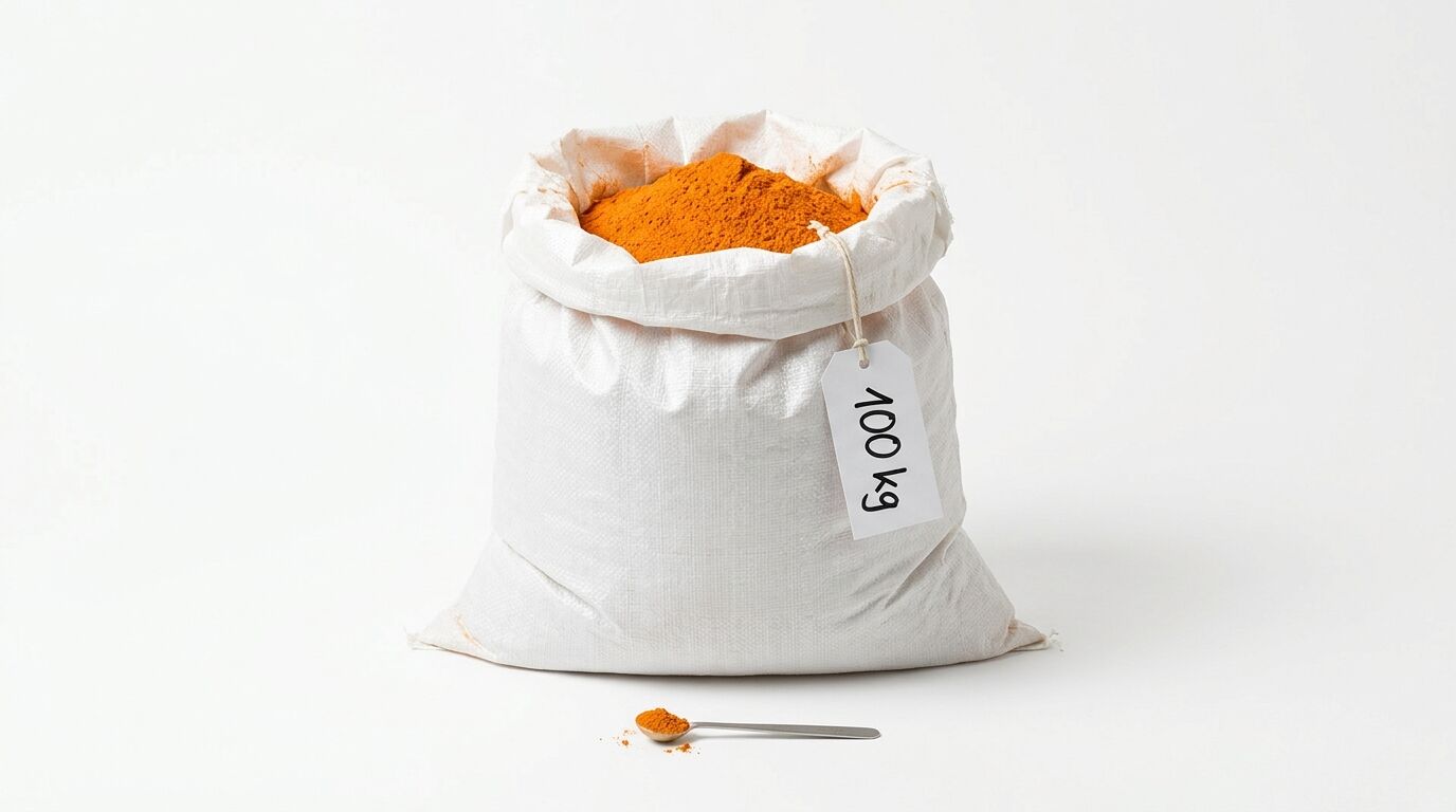 Ein weißer Gewebesack gefüllt mit orangefarbenem Pulver und einem 100 kg-Anhänger vor weißem Hintergrund