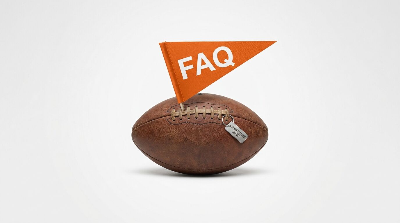 American Football mit oranger FAQ-Fahne und Metallanhänger vor grauem Hintergrund