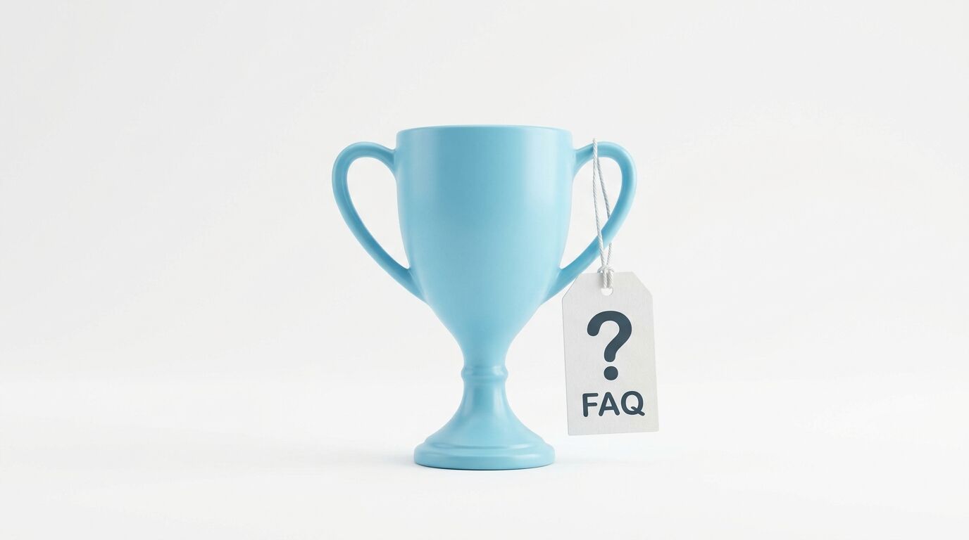 Blauer Pokal mit Anhänger, der ein Fragezeichen und „FAQ“ trägt, vor weißem Hintergrund