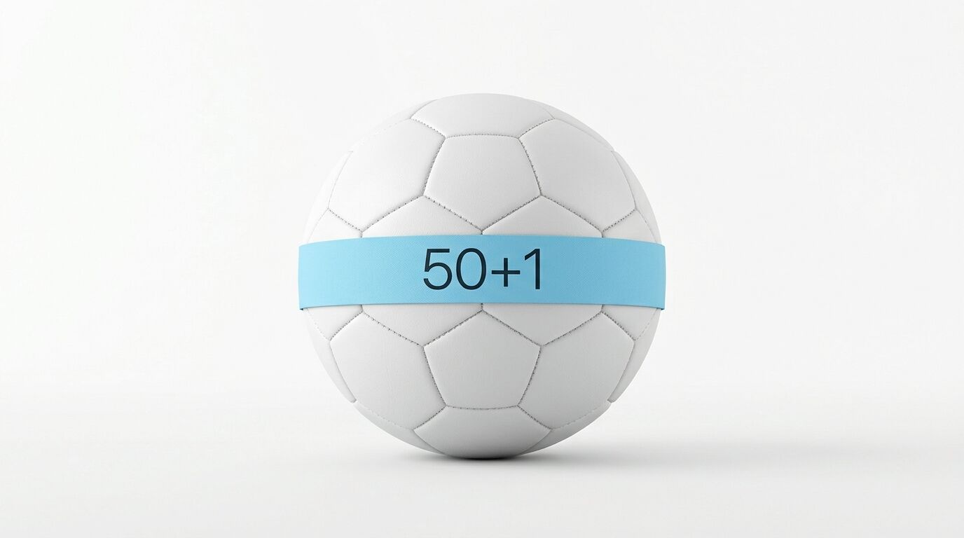 Weißer Fußball mit hellblauem Band und Aufschrift