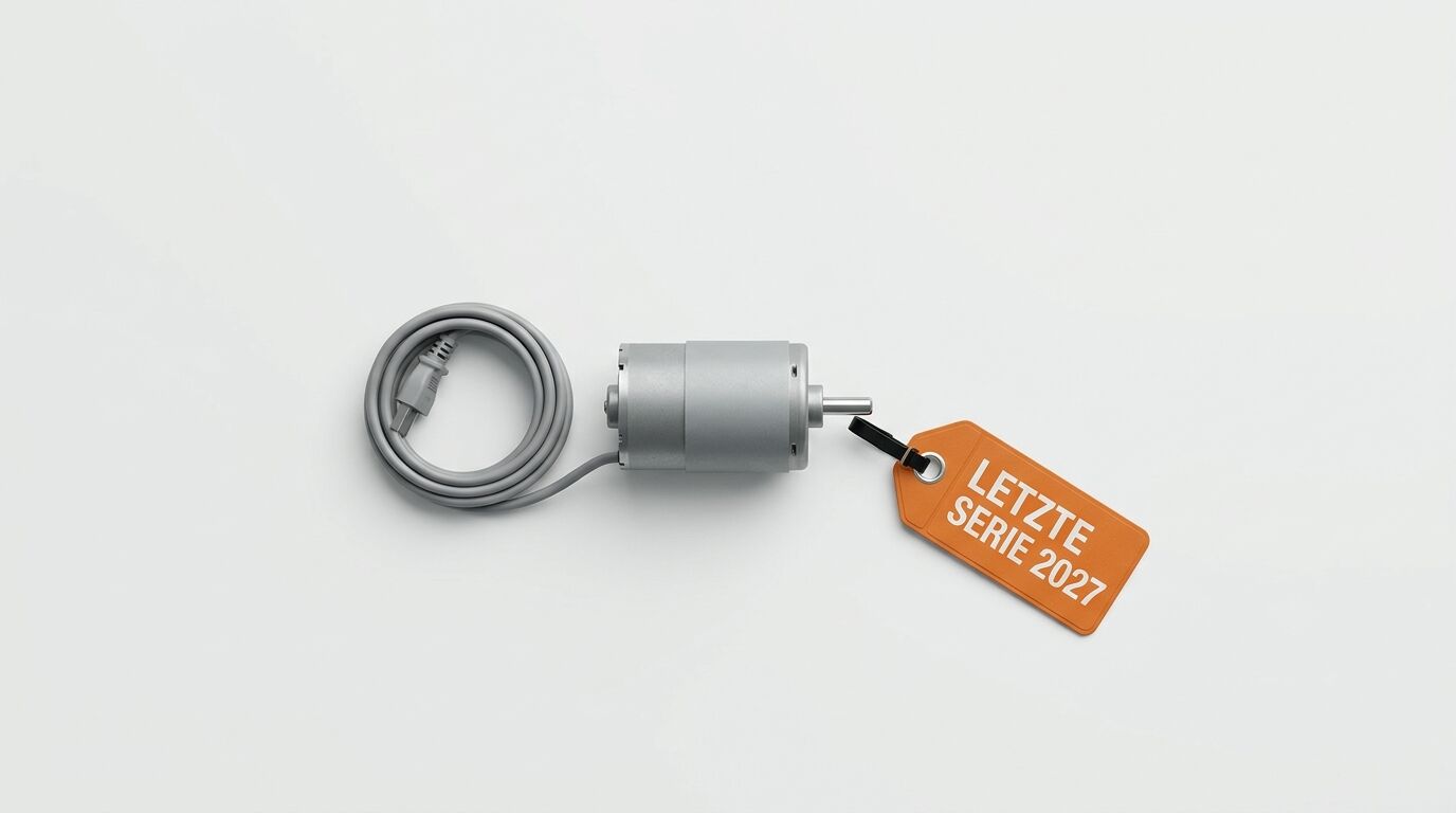 Grauer Motor mit Kabel und orangefarbenem Anhänger: „LETZTE SERIE 2027“, auf grauem Grund