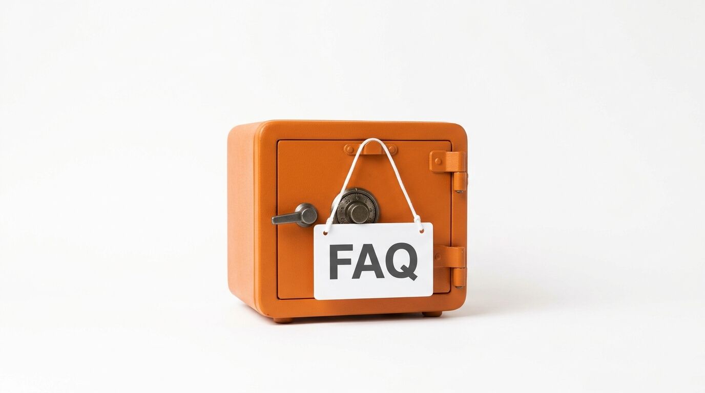 Oranger Safe mit einem daran hängenden Schild, auf dem „FAQ“ steht, auf weißem Grund