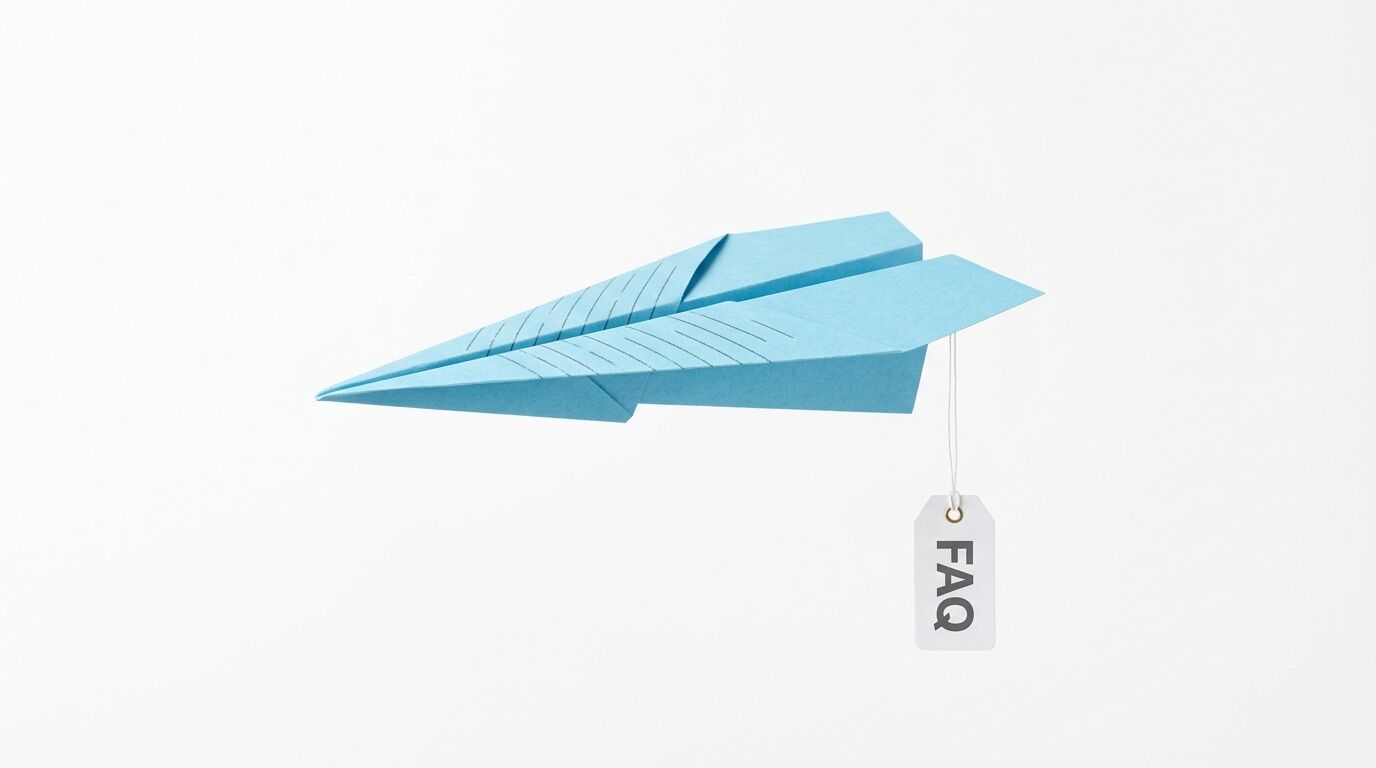 Blaues Papierflugzeug vor weißem Hintergrund mit einem Anhänger mit der Aufschrift FAQ