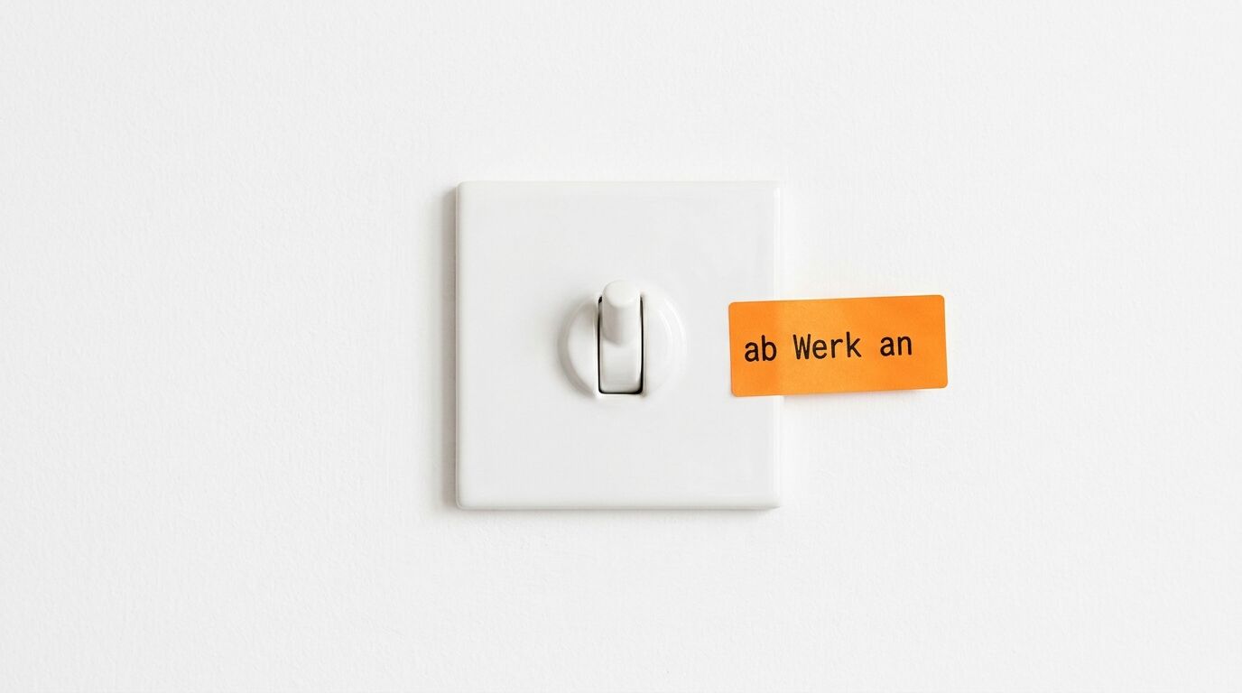 Kippschalter in der Mitte einer weißen Platte an weißer Wand mit gelbem Zettel rechts