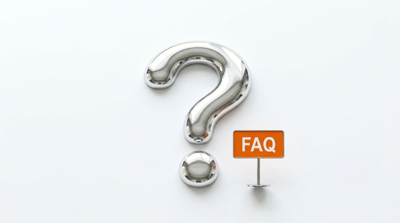 Ein großes chromglänzendes Fragezeichen mit einem kleinen orangefarbenen Schild, das 'FAQ' liest, rechts daneben auf weißem Hintergrund