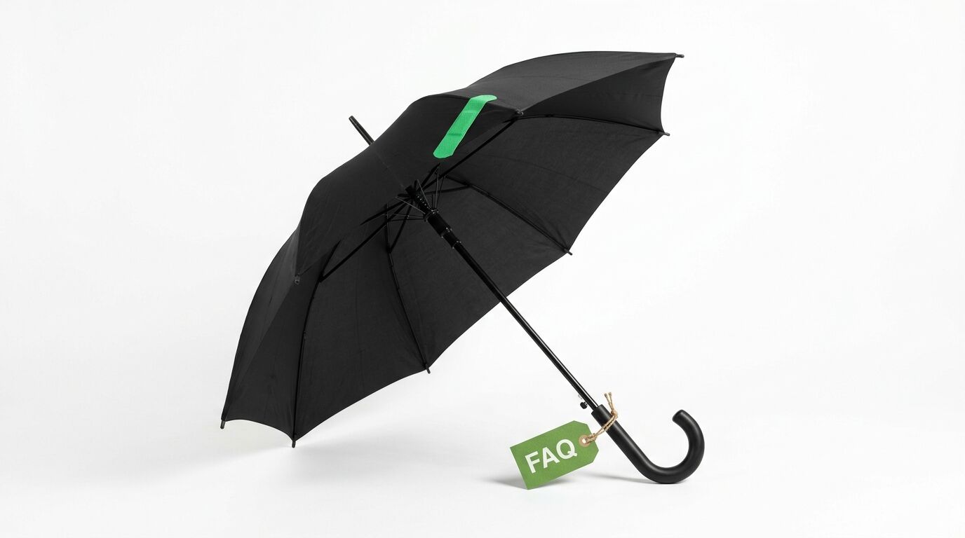 Ein schwarzer, aufgespannter Regenschirm mit einem grünen Streifen und einem FAQ-Anhänger