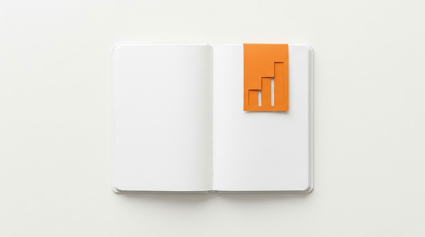 Offenes Buch, weiße Seiten, rechtes Blatt mit orangefarbenem Diagramm-Aufkleber auf Weiß