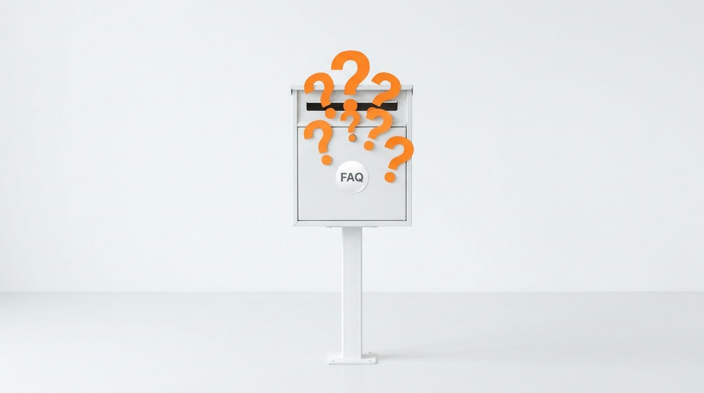 Ein weißer Standbriefkasten mit der Aufschrift FAQ und orangefarbenen Fragezeichen darauf