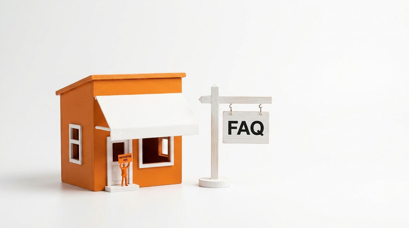 Oranges Modellhaus mit Markise neben einem FAQ-Schild und einer Figur mit Hinweisschild
