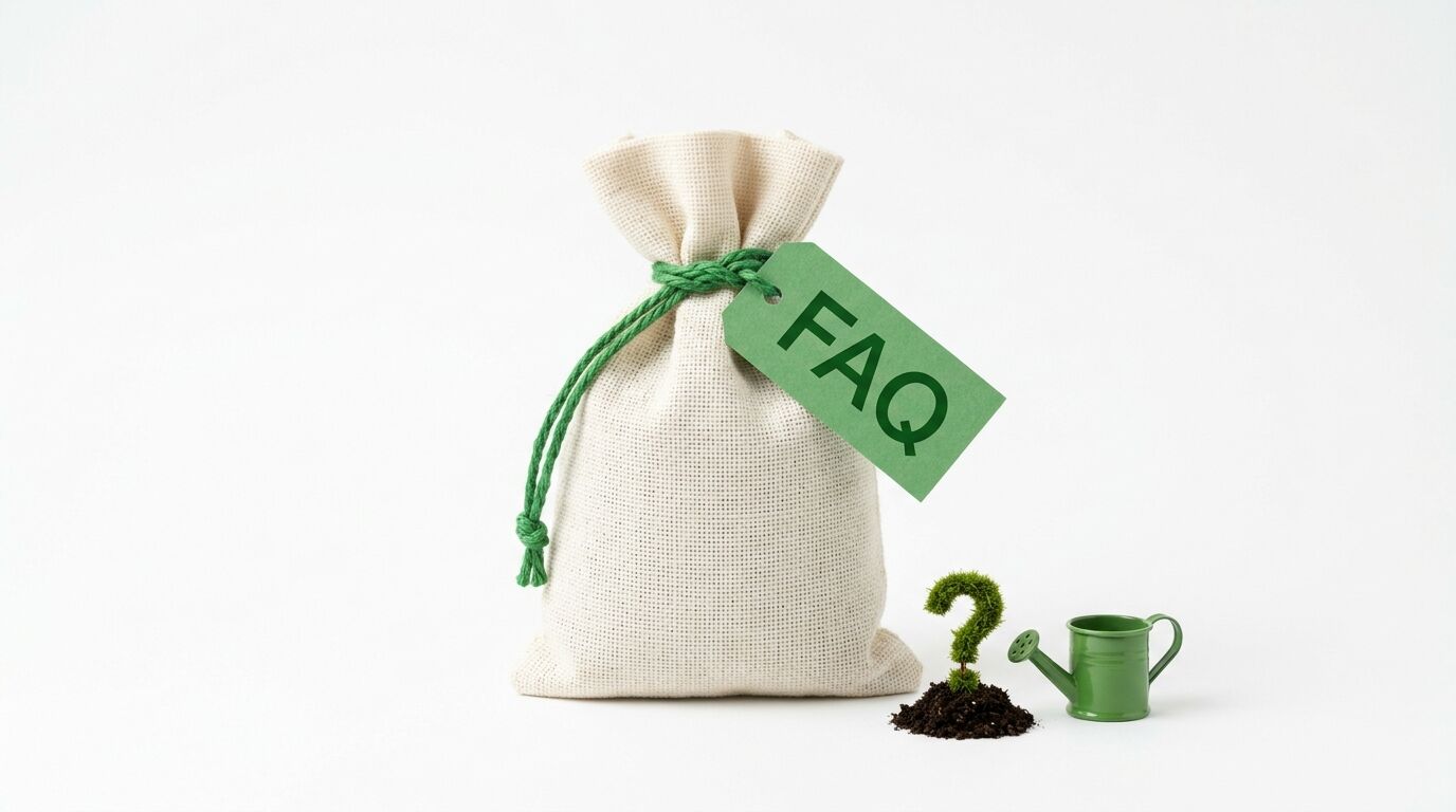 Sack mit FAQ-Schild, Gießkanne und Fragezeichen-Pflanze auf weißem Grund