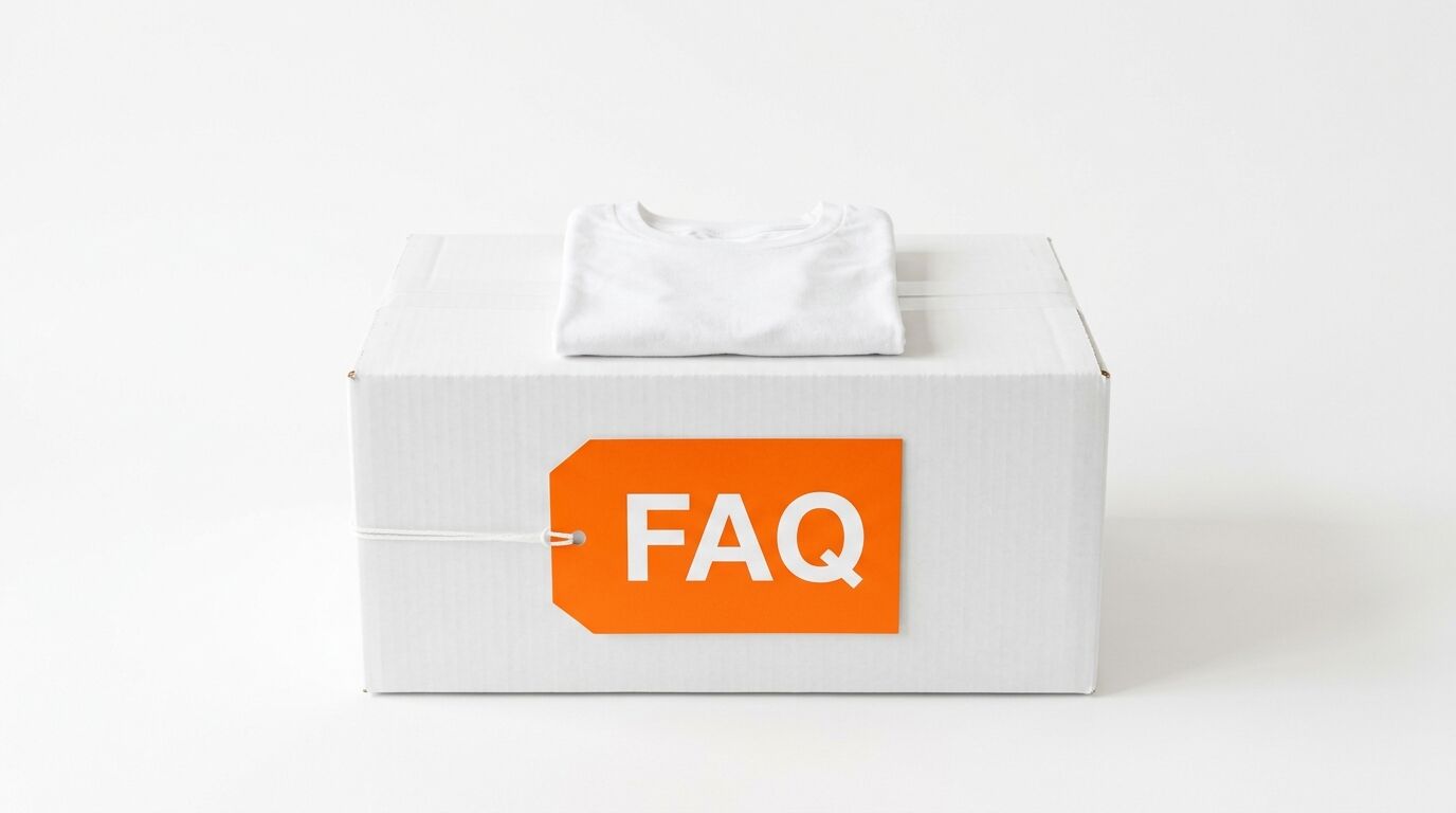 Weißer Karton mit T-Shirt obenauf und orangefarbenem Anhänger mit der Aufschrift FAQ