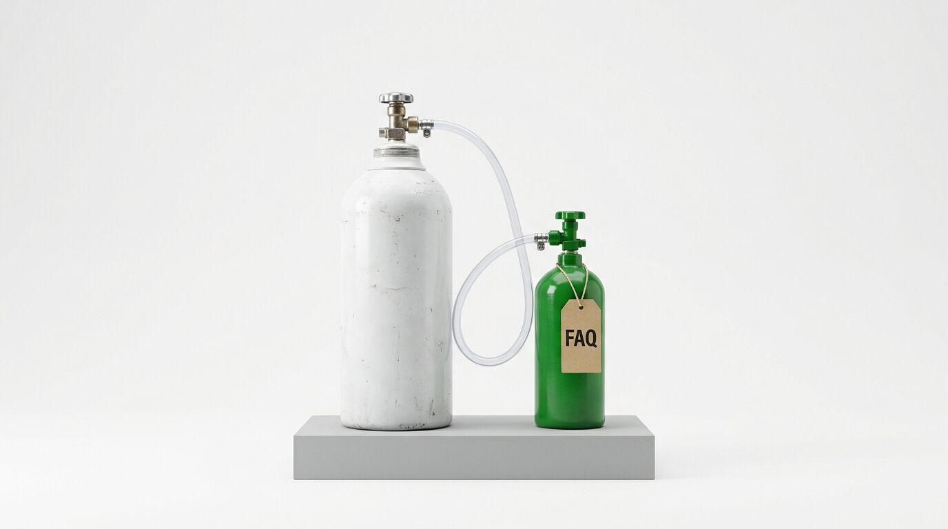 Große weiße Flasche verbunden mit kleiner grüner Flasche, diese mit FAQ-Schild