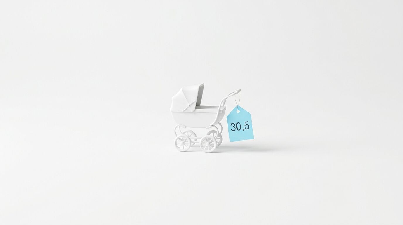 Ein weißer Modell-Kinderwagen auf weißem Grund mit einem blauen Anhänger, der „30,5“ zeigt