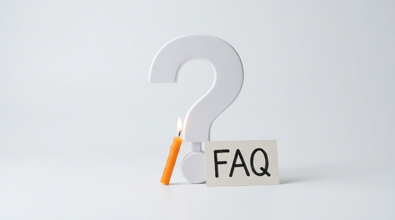 Weißes Fragezeichen, brennende orange Kerze, Pappschild mit „FAQ“ vor weißem Hintergrund