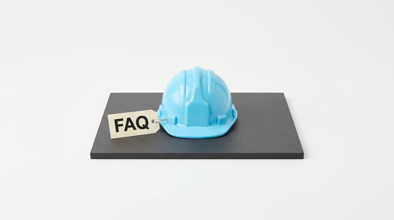 Blauer Schutzhelm auf schwarzer Matte mit FAQ-Schild