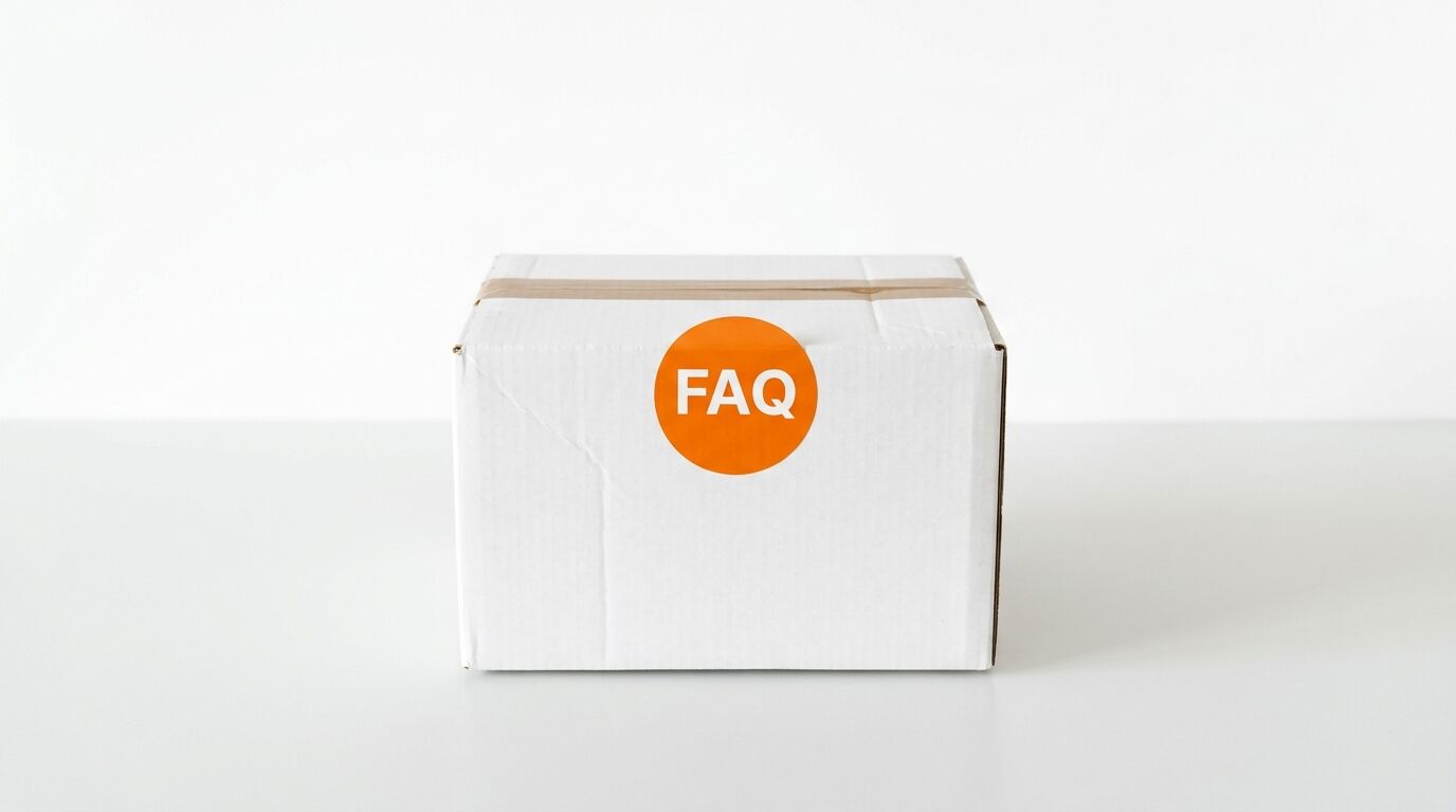 Ein weißer Karton mit einem runden orangen Sticker mit der Aufschrift „FAQ“ steht auf weißem Grund