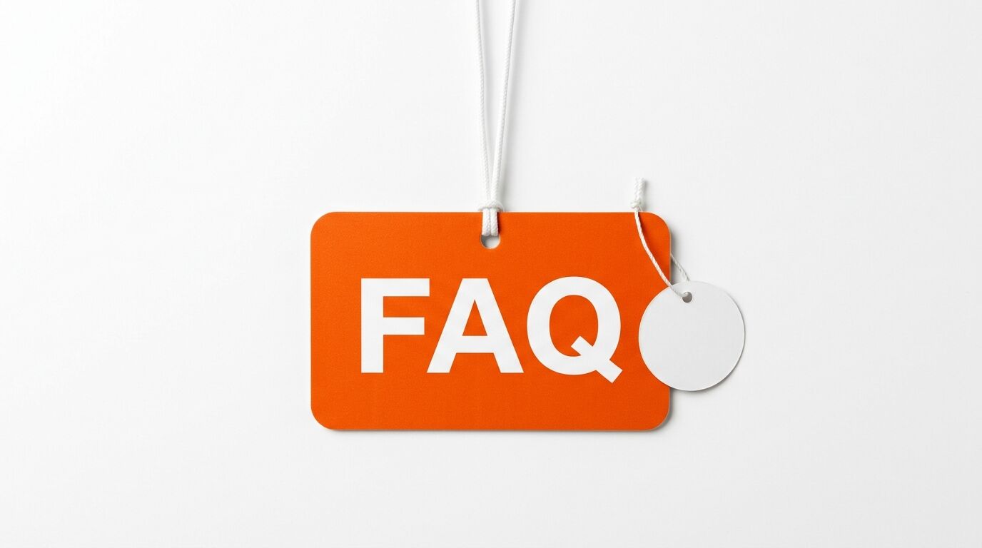 Oranger Anhänger mit Aufschrift FAQ und kleinem weißen runden Etikett an Fäden auf weiß