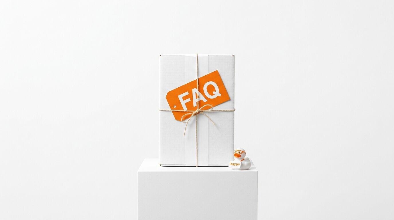 Weißes Paket mit orangefarbenem FAQ-Schild und Badeente vor weißem Hintergrund