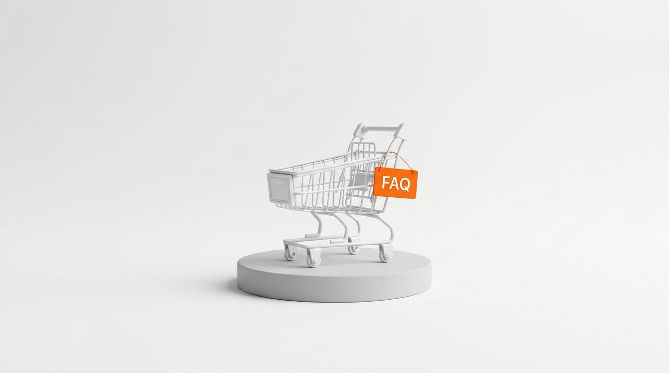 Weißer Einkaufswagen auf grauem Podest mit orangefarbenem FAQ-Schild, weißer Hintergrund