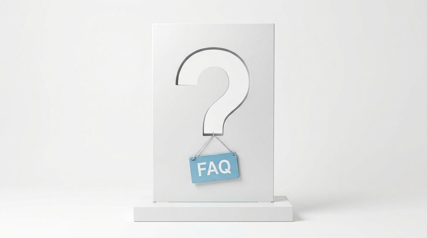 Ein weißer Stele mit einem Fragezeichen und einem blauen Schild mit „FAQ“-Aufschrift darauf