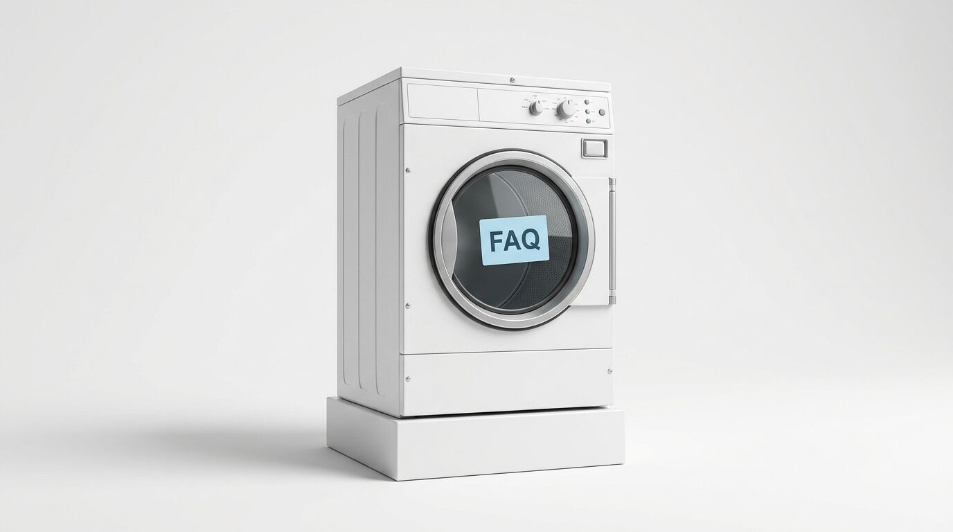 Eine weiße Waschmaschine vor neutralem Hintergrund mit einem blauen „FAQ“-Schild auf der Trommel