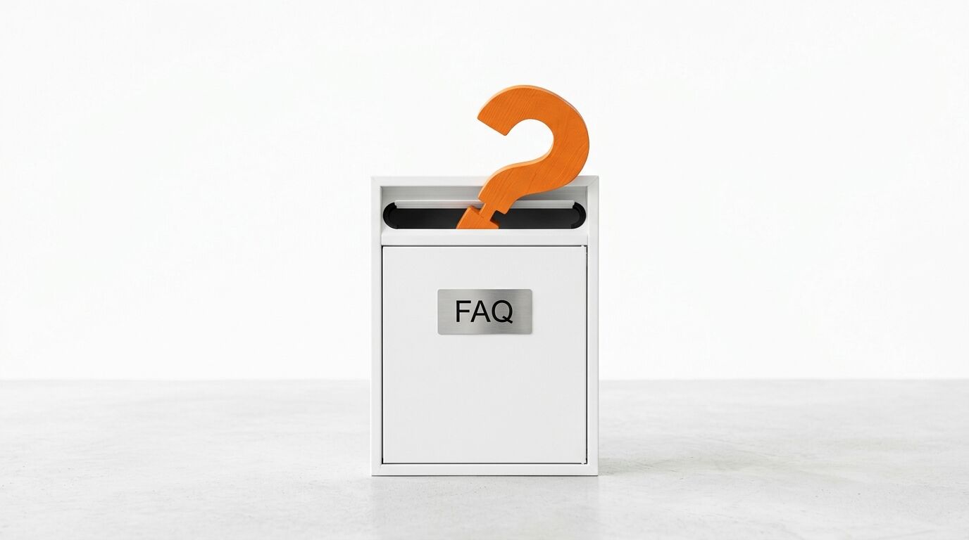 Weißer Briefkasten mit der Aufschrift „FAQ“ und einem großen orangefarbenen Fragezeichen im Schlitz