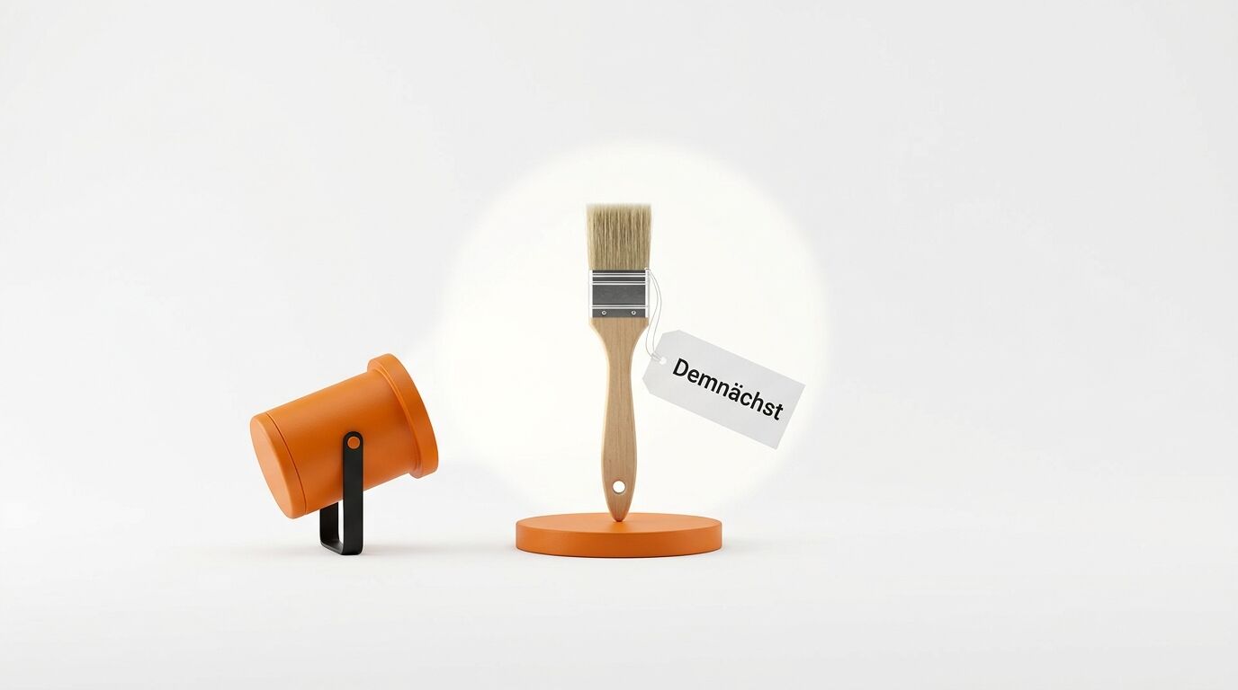 Pinsel auf orangefarbenem Sockel neben Scheinwerfer; Anhänger mit „Demnächst“