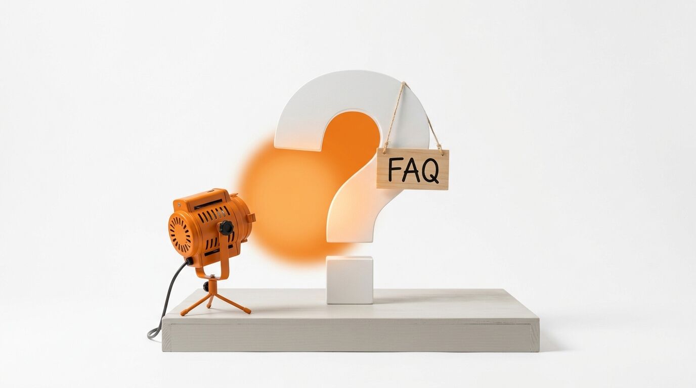 Ein Scheinwerfer beleuchtet ein Fragezeichen mit einem Holzschild, auf dem „FAQ“ steht