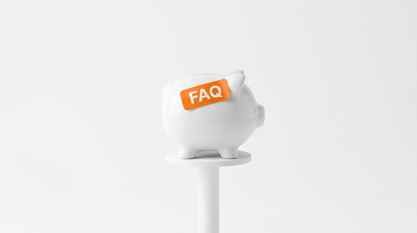 Weißes Sparschwein mit orangefarbenem FAQ-Schild auf einem weißen Podest