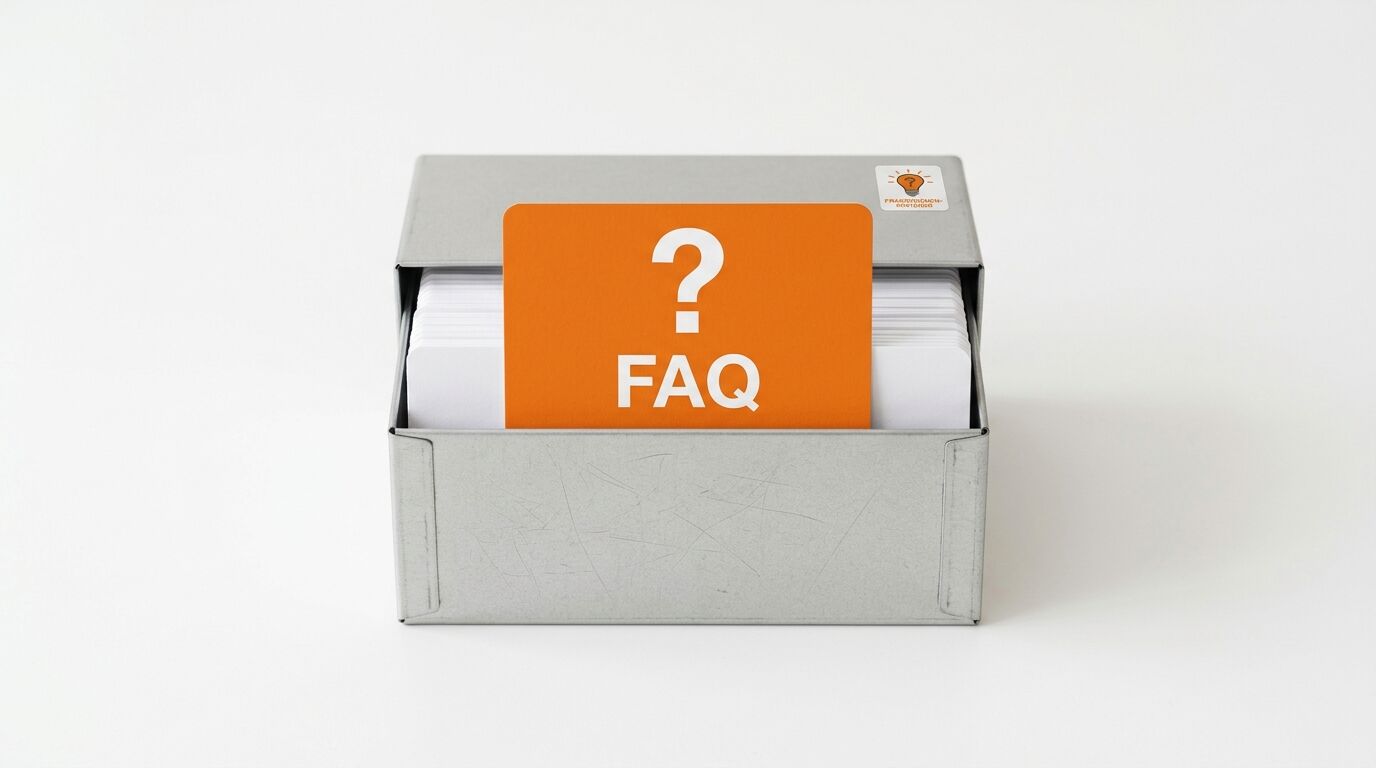 Ein grauer Metallkasten mit einer orangefarbenen Karte, auf der „FAQ“ steht, auf weißem Grund