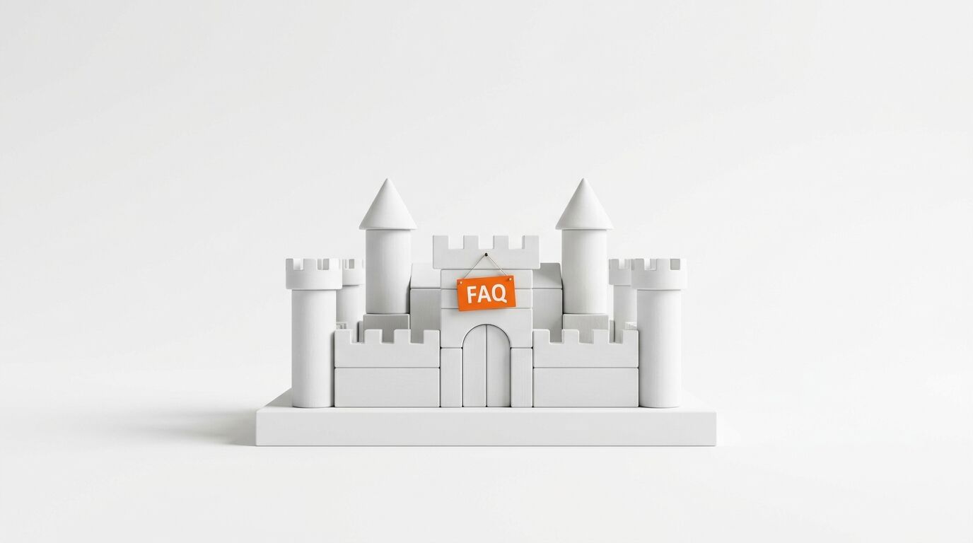 Weiße Burg aus Klötzchen vor weißem Hintergrund mit orangem Schild