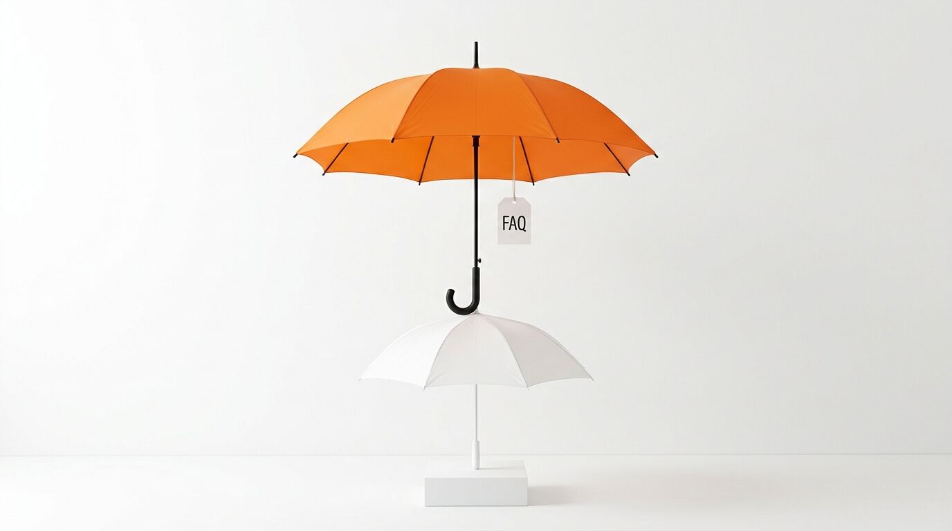Ein orangefarbener und ein weißer Regenschirm übereinander mit einem FAQ-Schild