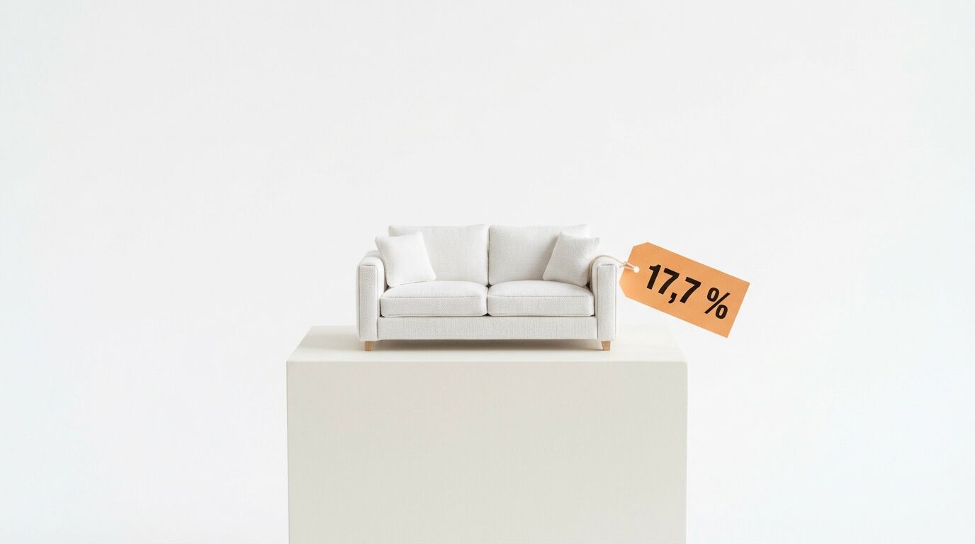 Ein weißes Miniatursofa auf einem Podest mit einem 17,7% Preisschild vor weißem Hintergrund