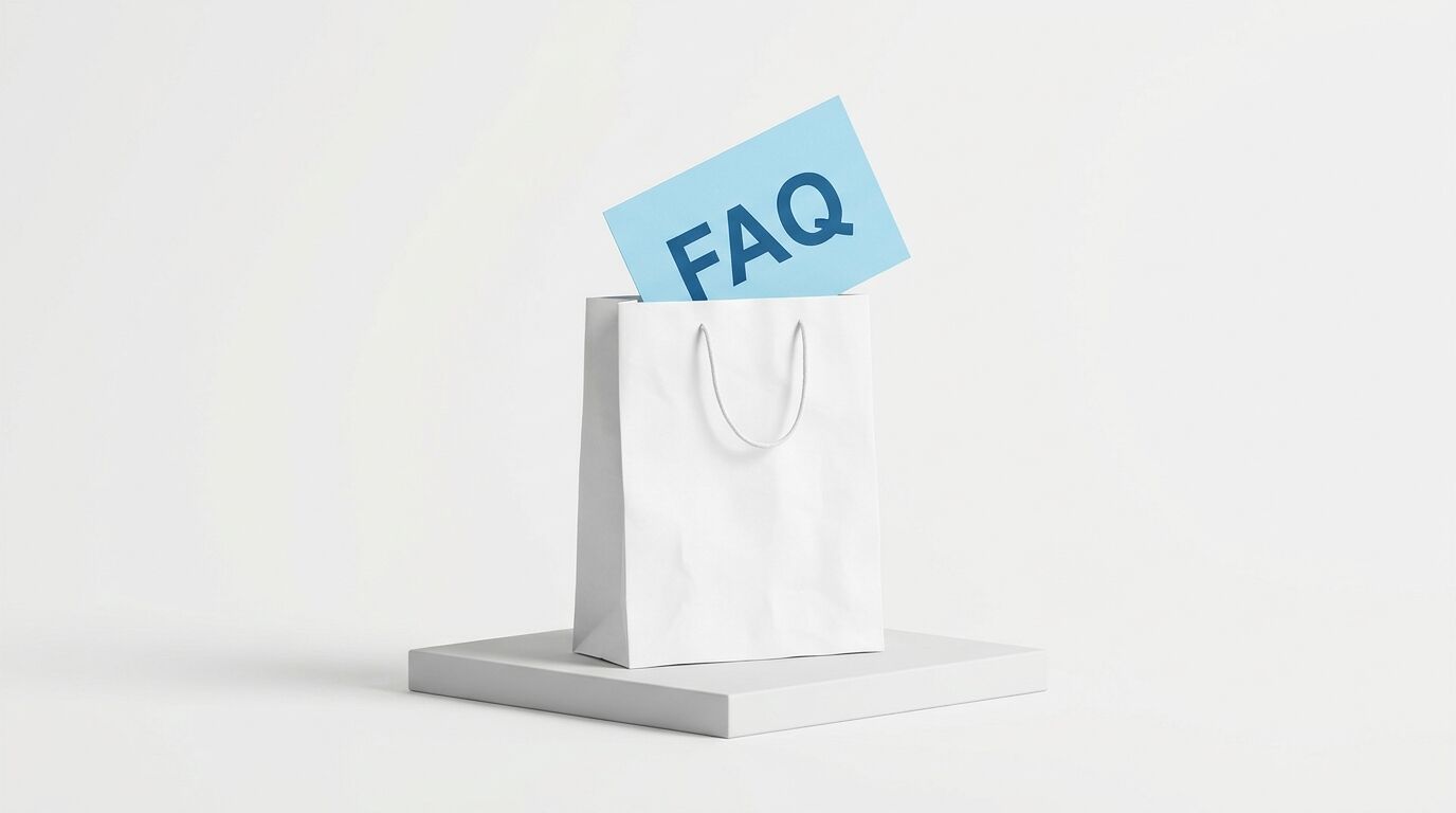 Weiße Einkaufstüte auf Podest, blaue Karte mit „FAQ“ ragt heraus, heller Hintergrund