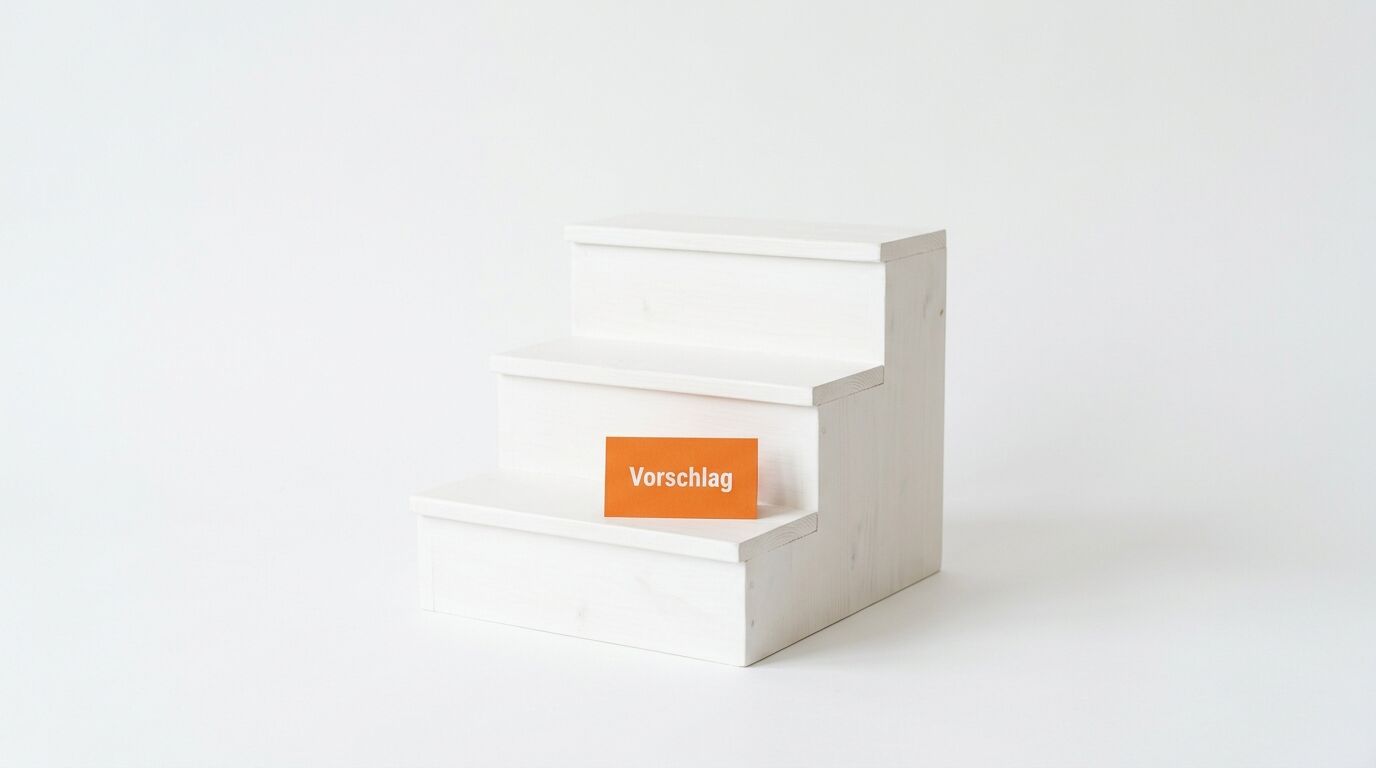 Kleine weiße Holztreppe mit orangefarbenem Kärtchen, auf dem „Vorschlag“ steht, vor weißem Hintergrund