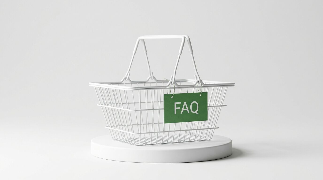Weißer Einkaufskorb auf Podest mit grünem FAQ-Schild, weißer Hintergrund