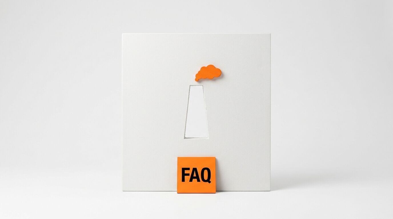 Eine weiße Karte mit Schornsteinausstanzung, oranger Rauchwolke und dem Text FAQ